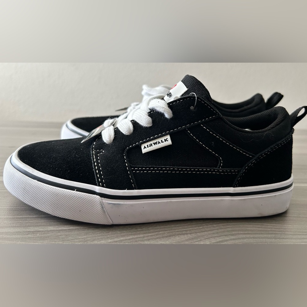 Unisex sneakers size 3 NWT